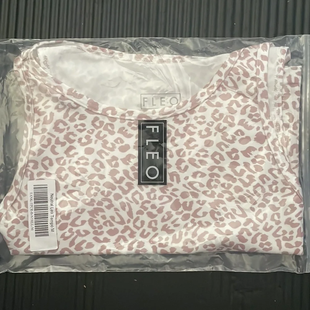 ⭐️ Fleo Tempo Crop Top, Neutral Leo, M, EUC ✨ - Picture 2 of 3